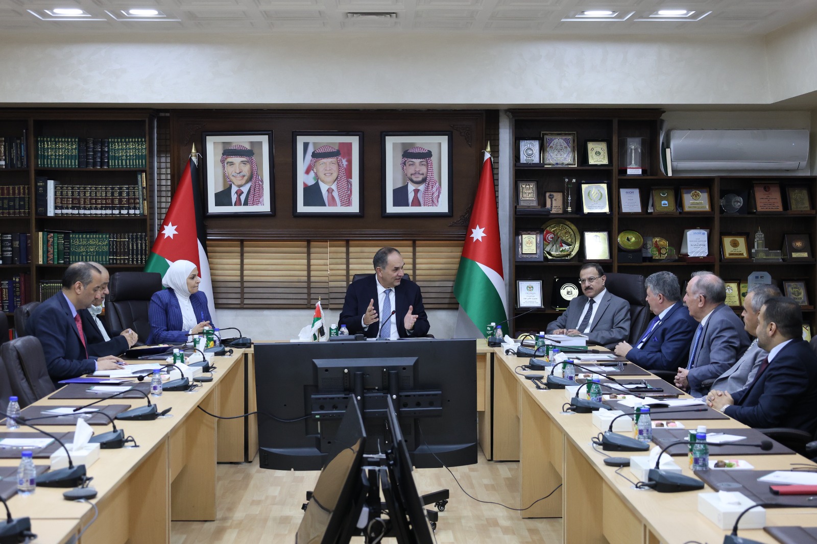 وزير_العدل_واعضاء_جمعية_عون